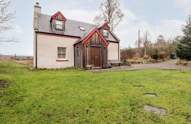 BOGINDOUR COTTAGE, pet friendly, with open fire in Munlochy