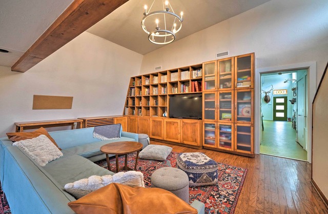 Bohemian Home w/Screened Porch, 3 Mi to Lake!