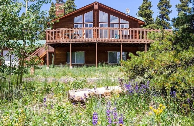Bohemian Inspired Mountain Chalet on 2.5 Acres🍃Aspens♨️Hot Tub🐾 Pet Friendly