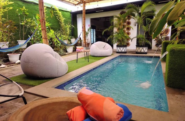 Boho Bloom Villa (17 new beds w/Pool + w/ac