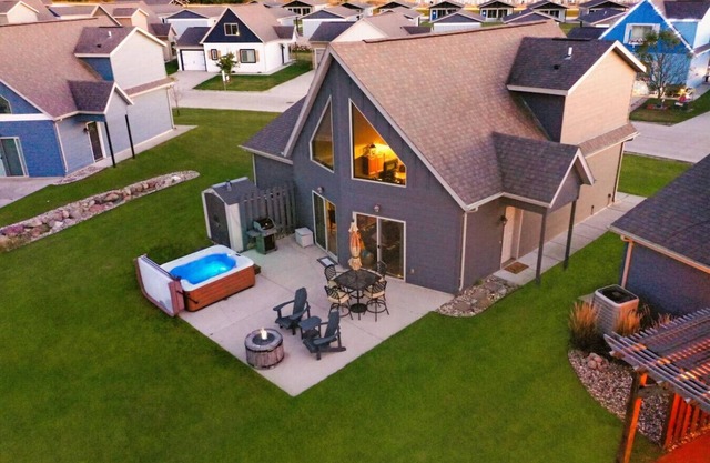 BOHO Bungalow on the Pond w/Hot Tub