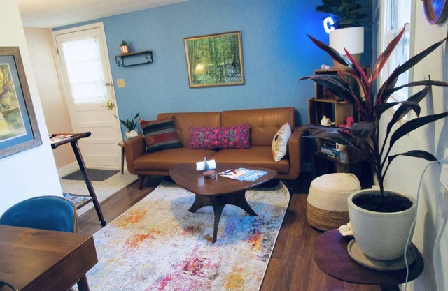 Boho-Chic Studio Unit 1: Garden Views, Cozy, Calm & Cool