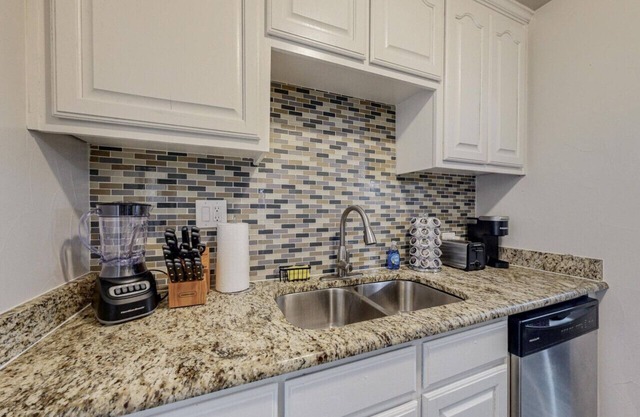 Boho Hangout - Walk to AT&T | GlobeLife | TX Live!