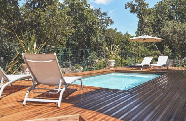 Bois Flotté gîte with all comforts, private heated pool, bowling green, parking.