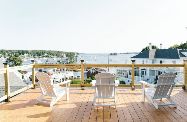 Boothbay Harbor Greenleaf Inn - 2 Story Owners Villa, Private Kitchen, Sky deck!