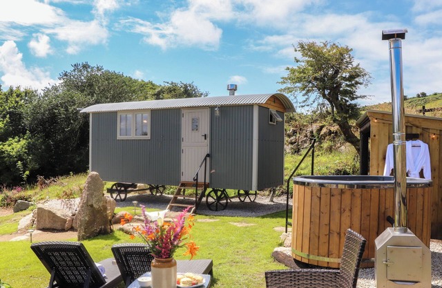 BOSULLA SHEPHERDS HUT, country holiday cottage in Penzance