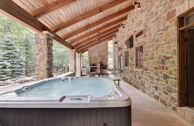 Boulder Lodge Waterpark & Ski Resort -Big Boulder & Jack Frost-Hot Tub-GameRoom