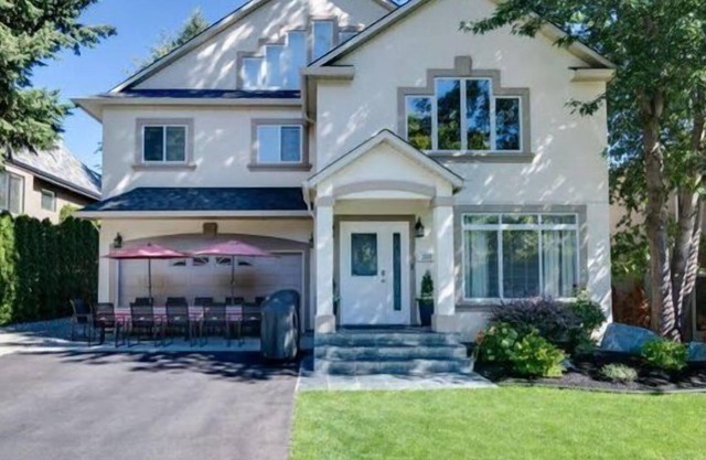 Boyce-Gyro Beach Retreat (Right across from the beach!)