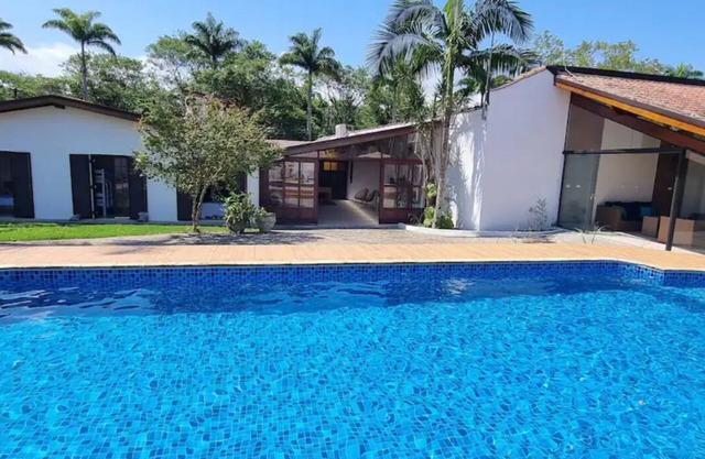 Casa em Condominio Fechado com Piscina