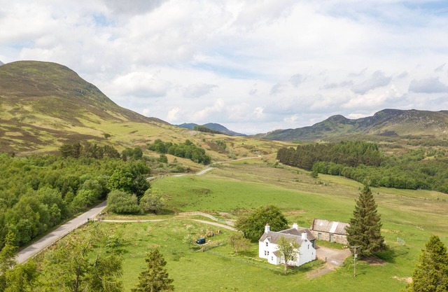 BRAES OF FOSS FARMHOUSE, family friendly in Kinloch Rannoch