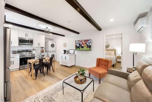 Brand New 1BR Designer's Oasis 1min to I-5 Costo