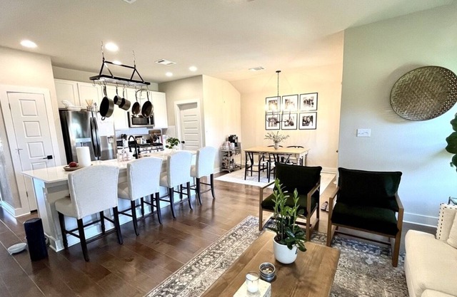 Brand New Modern Home with Amazing Yard & Fire Pit - 20 min to DT Austin