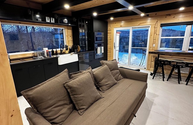 Brand-New Mountain Chalet w/Hot Tub and Stunning Panoramic Views-Pet friendly!