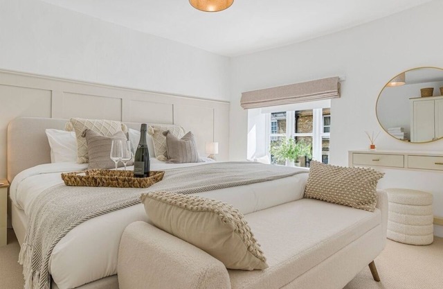 BRAND NEW! Renovated cosy 2-bed cottage, parking & garden