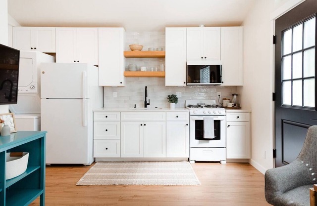 BRAND NEW Sunny Casita. Bike to the beach