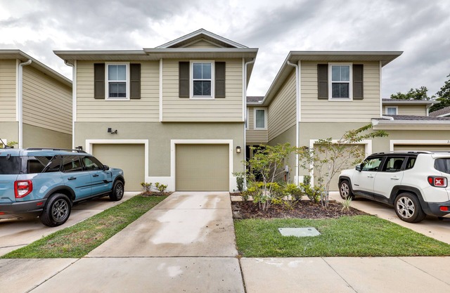 Brandon Duplex w/Screened-In Porch & Pool Table!