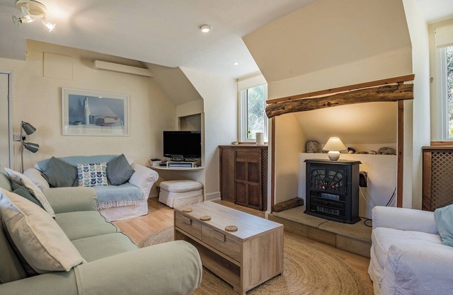 Branscombe beach is only 1½ miles away and the Jurassic Coast is nearby.