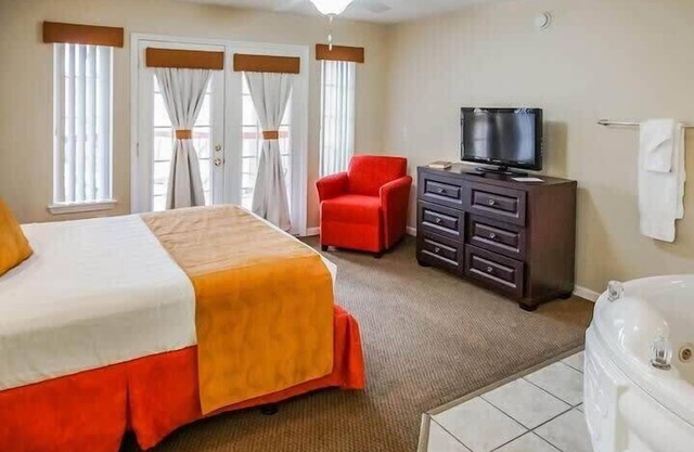 Branson Condo on Thousand Hills Golf with Pool and close to 76 and Attractions