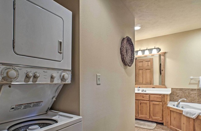 Branson West Retreat: 2 Suites w/ Ideal Location!