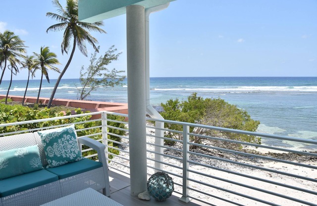 Breakers View Beach house perfect place to relax, unwind, sun, swim, snorkelntnn
