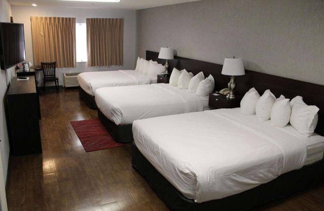 Breath of Fresh Air! Indoor Pool, Free Breakfast, Free Parking, Pets Allowed