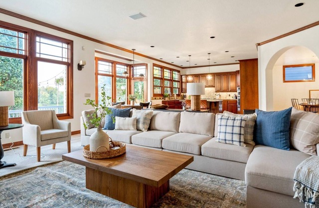 Breathtaking Lakeshore Views on Blue Lake, Hot Tub and Fire-Pit on Deck, Walk to Park, Paddleboard