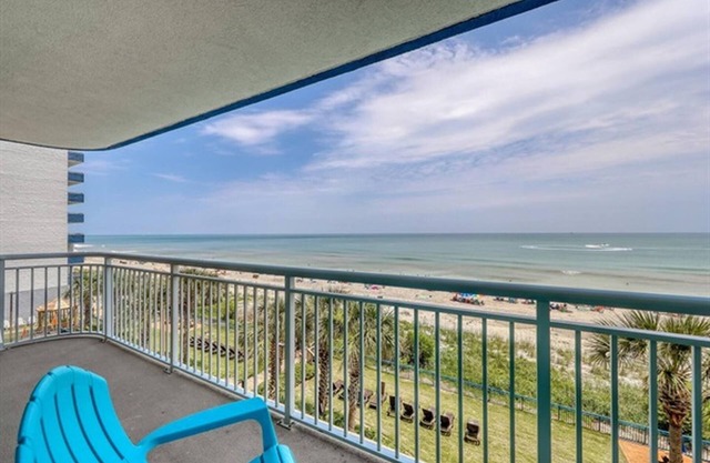 Breathtaking Oceanview Spacious 2 Bedroom Condo