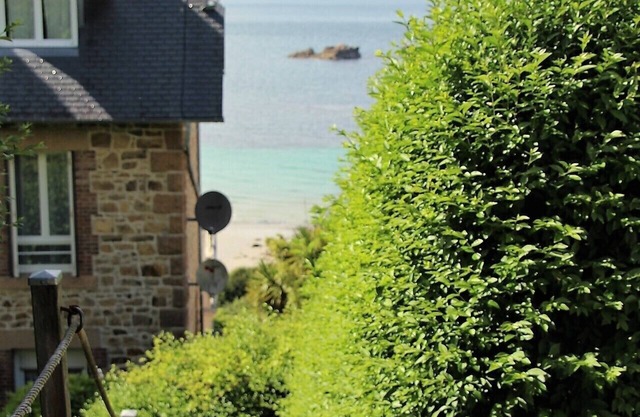 Breathtaking views of the open sea and 7 islands. Direct beach access.