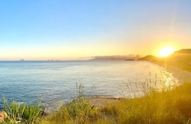 Breathtaking View of the entire beach and Lagoa De Piratininga!