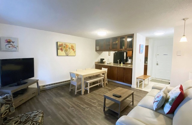 Breckenridge Peak 8 SKI-IN/SKI-OUT 4 O'CLOCK RUN Free Shuttle Bus to Main St.