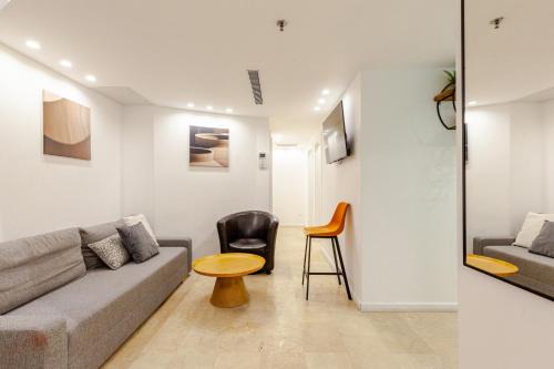 BreezHouse Jonah Beach 10 BR Underground Apartment