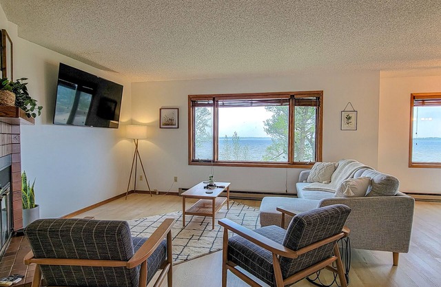 Breezy Hills - Unit 3; Lake Bemidji, King bd, Kayaks, PB Trail!