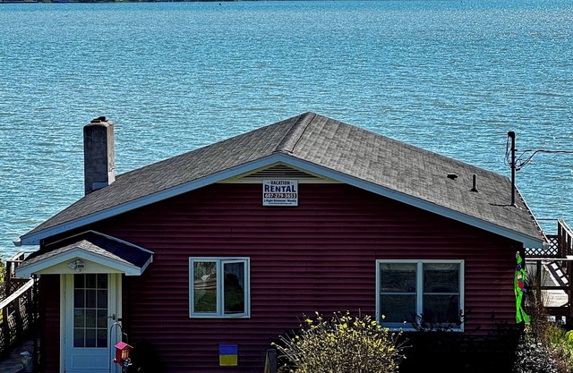 Breezy Lake Front Living/One of a kind backyard/Fire pit/Kayaks/Nature/Wineries