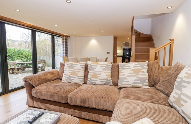BRIDGE COTTAGE, family friendly, with a garden in Newby Bridge