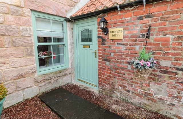 BRIDGE END BOTHY, pet friendly, character holiday cottage in Wooler