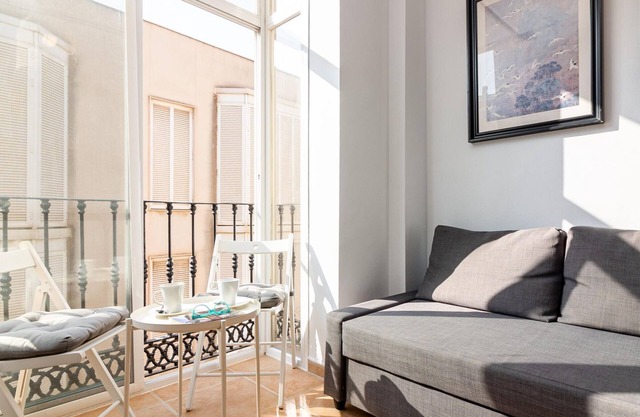 Bright 1BR Apartment with AC, Modern Amenities, and WIFI in Málaga