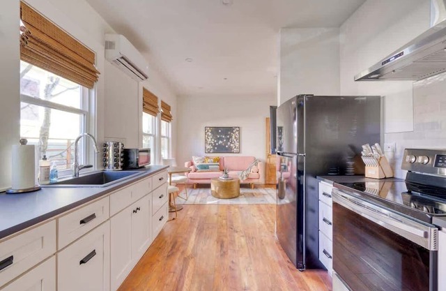 Bright 1BR - Walk to Coffee, Food & Shopping
