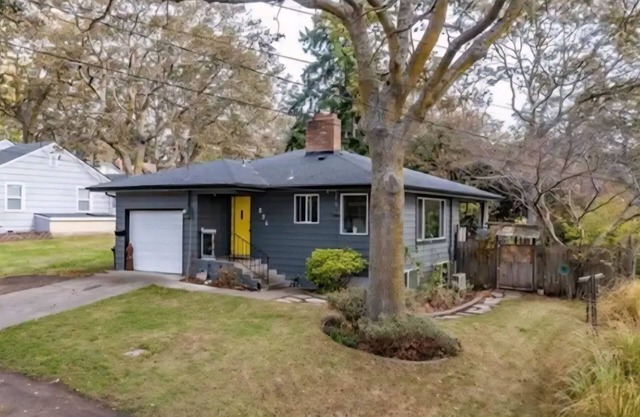 Bright 2bd/1ba main level of home, partial water view, close to old town.