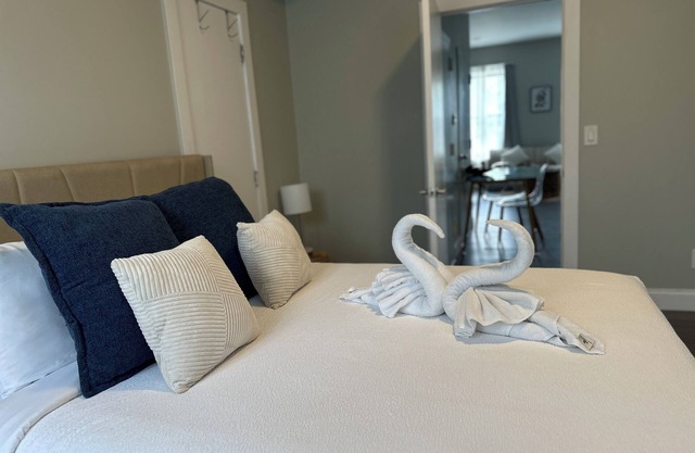 Bright & Airy 1 BDRM Private Apartment