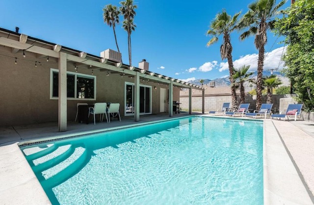 Bright & Airy Pool-Spa Oasis Home-Dogs Welcome! City of Palm Springs # 4243