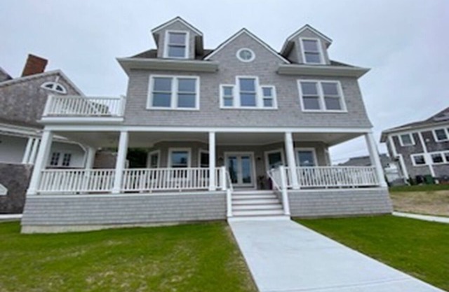 Bright and airy 4+ bedroom house, steps away from the beach!