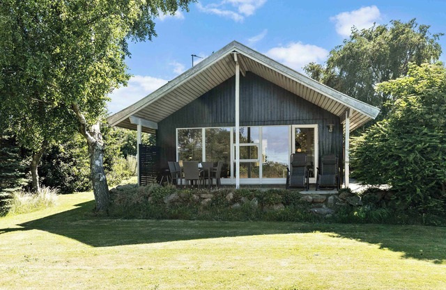 Bright and cozy summer house with sea view