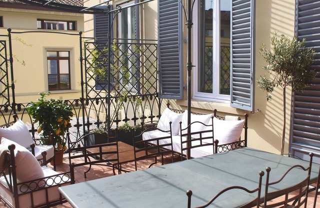 Bright and elegant flat with terrace by the river