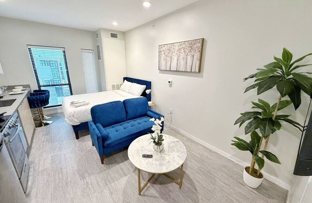 Bright and Modern Oasis – Your Home Away From Home!