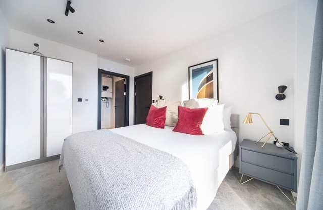 Bright and Quiet | Spacious Apt with Balcony and Lift