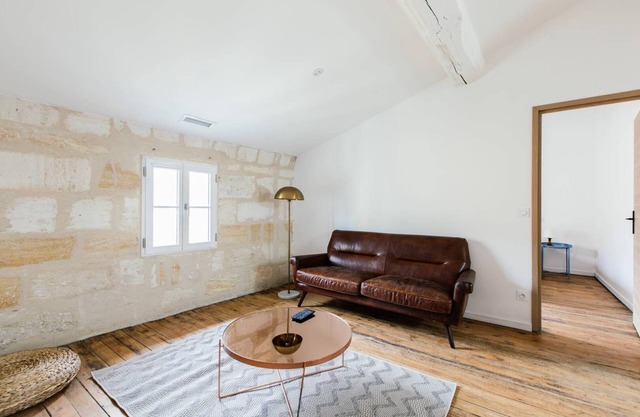 Bright apartment with air conditioning and high ceilings