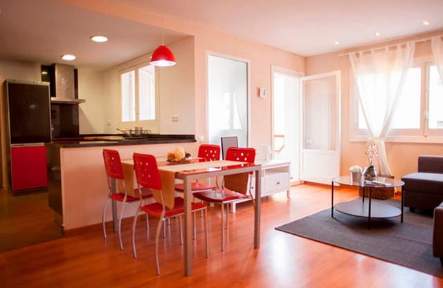 BRIGHT APARTMENT BETWEEN BEACH AND CITY