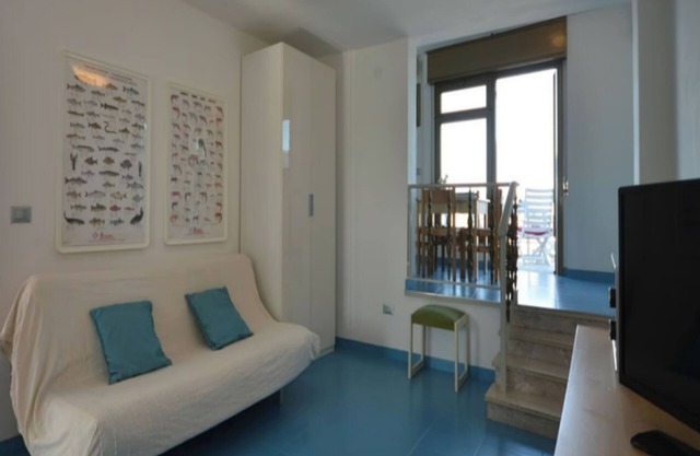 Bright apartment for 4 people in a building close to the beach