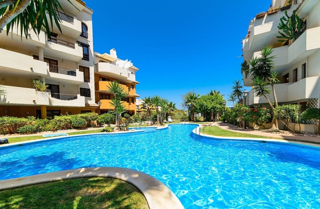 Bright apartment for 2 people, 300m from the beach, A/C, Wi-Fi, communal pool, Bennecke Kenya