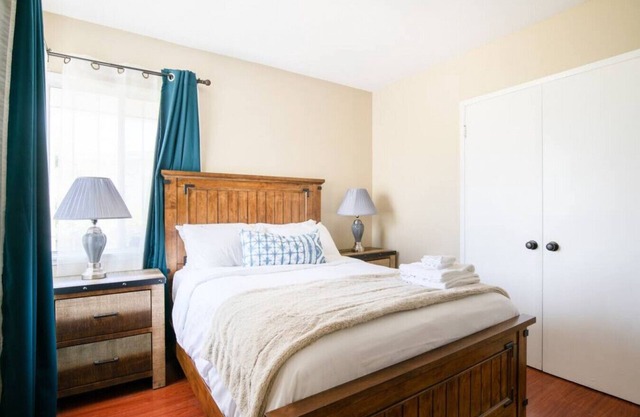 Bright Bliss Retreat: 3-Bedroom, 1-Bathroom Retreat near LA with High-Speed Internet, Central AC, Full Kitchen, and On-Site Laundry.